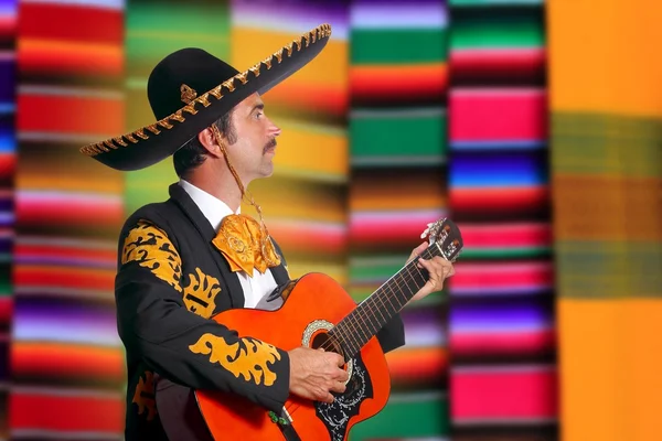 Charro Mariachi suonare la chitarra serape poncho — Foto Stock