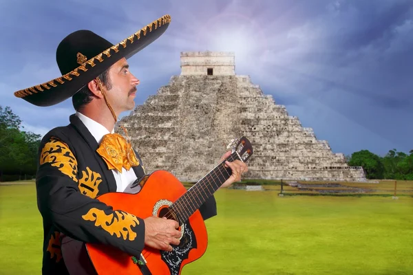 Charro Mariachi spielt Gitarre in chichen itza — Stockfoto