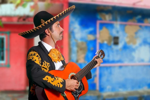 Charro Mariachi spielt Gitarre mexikanische Häuser — Stockfoto