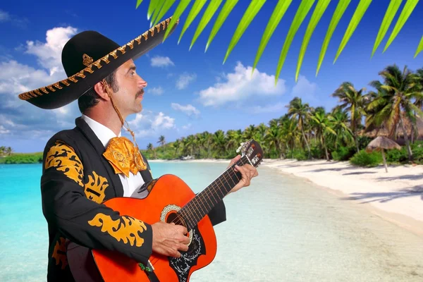 Charro mexicano Mariachi tocando la guitarra en la playa — Foto de Stock