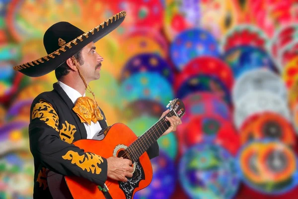Charro Mariachi tocando la guitarra sobre un colorido desenfoque —  Fotos de Stock