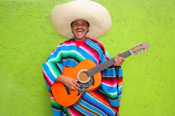 Mexicain typique homme jouant poncho guitare — Photo