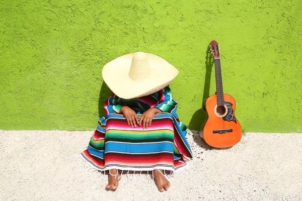Siesta perezoso típico mexicano sombrero hombre sentado — Foto de Stock
