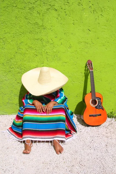 Siesta perezoso típico mexicano sombrero hombre sentado —  Fotos de Stock