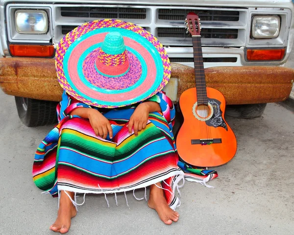 Fauler Schläfchen mexikanischer Kerl schläft auf Grunge-Auto — Stockfoto