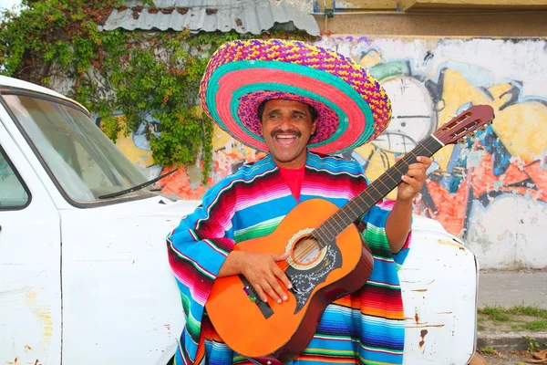 Homem de humor mexicano sorrindo tocando guitarra sombrero — Fotografia de Stock