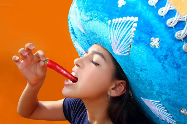 Μεξικάνικο κορίτσι που τρώει το κόκκινο καυτό πιπέρι τσίλι — Φωτογραφία Αρχείου