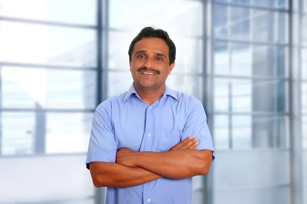 Ινδική Λατινική επιχειρηματίας μπλε πουκάμισο στο σύγχρονο γραφείο — Φωτογραφία Αρχείου