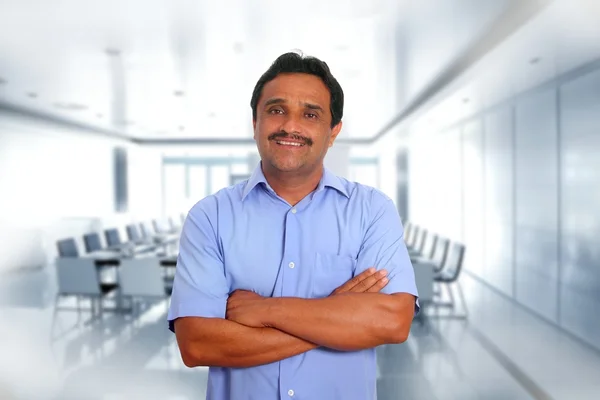 Indický podnikatel modré tričko Latinské v zasedací místnosti — Stock fotografie
