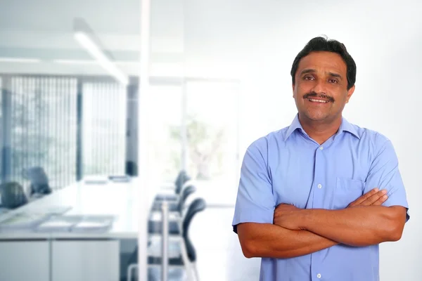 Indiano latino homem de negócios camisa azul no escritório moderno — Fotografia de Stock