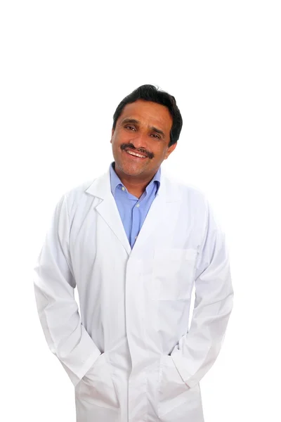 Индийский врач-латинос улыбается белому — стоковое фото