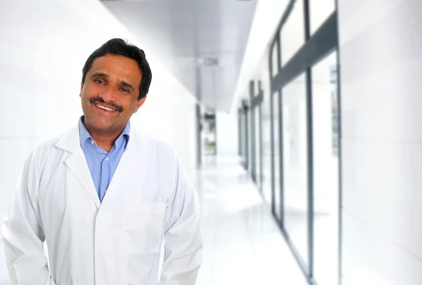 Médico latino indiano perícia sorrindo no hospital — Fotografia de Stock