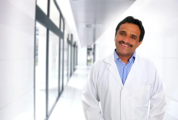 Indiano medico latino competenza sorridente in ospedale — Foto Stock
