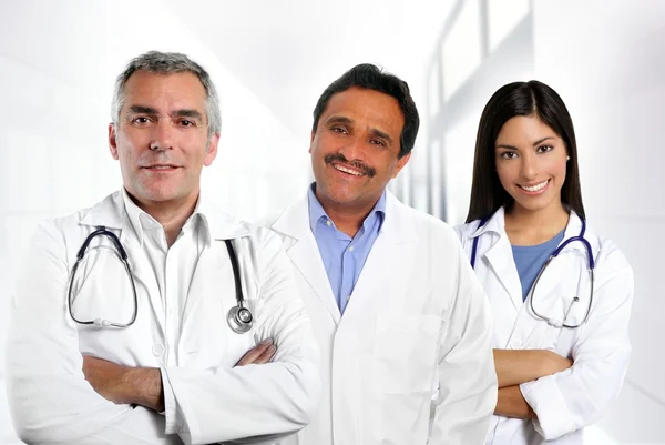 Médicos multirraciales expertos indio caucásico latino —  Fotos de Stock