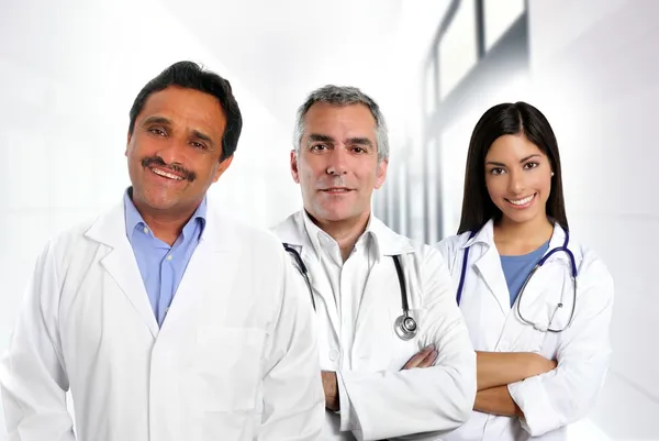 Médicos multirracial perícia índio caucasiano latino — Fotografia de Stock