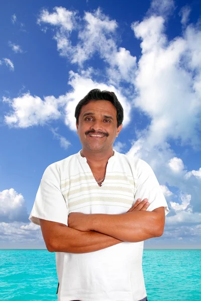 Mexická muž s úsměvem a mayské tričko — Stock fotografie