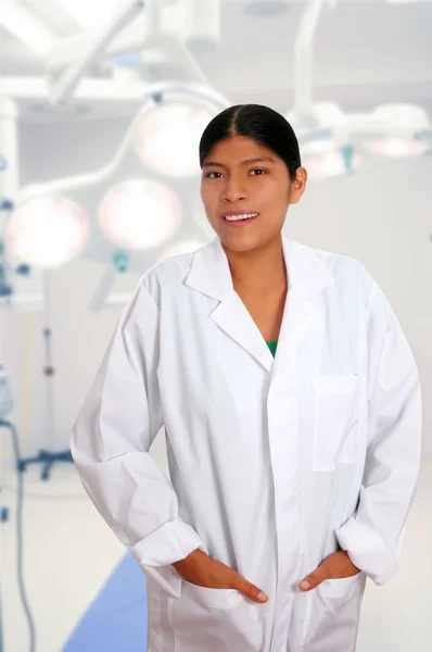 Λατινική γυναίκα Ισπανόφωνος νεαρός γιατρός — Φωτογραφία Αρχείου