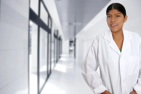ラテンの若い医者はヒスパニック系の女性 — ストック写真