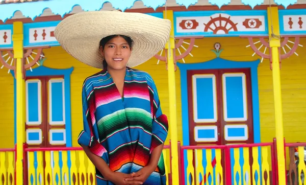 拉丁美洲墨西哥西班牙裔美国人的宽边帽雨披女人 — 图库照片