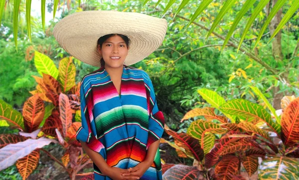 Latin mexikanska spansktalande sombrero poncho kvinna — Stockfoto