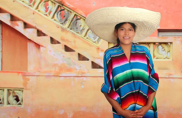 拉丁美洲墨西哥西班牙裔美国人的宽边帽雨披女人 — 图库照片