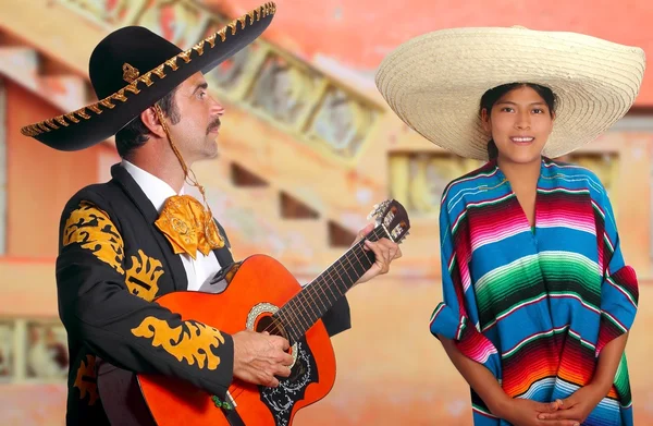 멕시코 mariachi 열리는 남자와 판 쵸 멕시코 소녀 — 스톡 사진