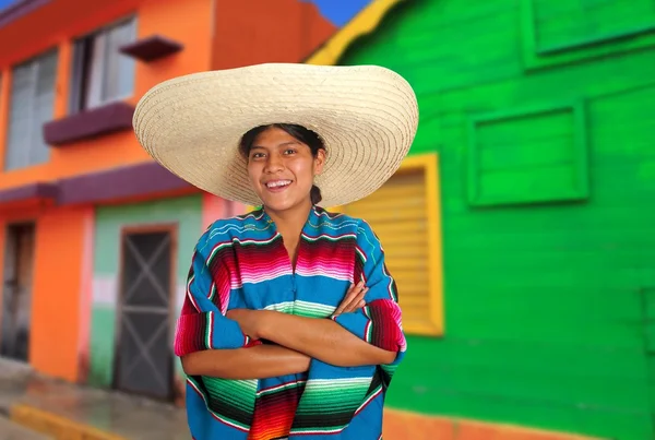 Λατινική γυναίκα ΠΟΝΤΣΟ Μεξικού Ισπανόφωνος σομπρέρο — Φωτογραφία Αρχείου