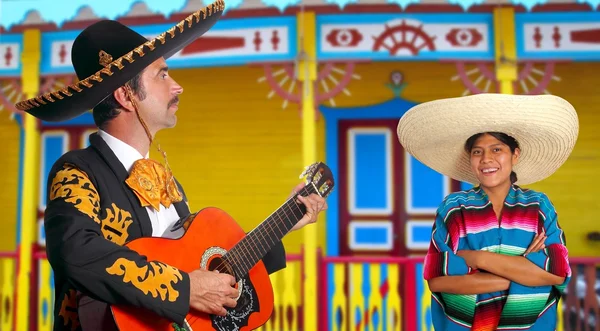 Mexikansk mariachi charro mannen och poncho Mexiko flicka — Stockfoto