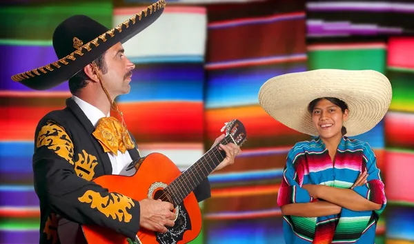 Mexikanische Mariachi Charro Mann und Poncho mexikanische Mädchen — Stockfoto