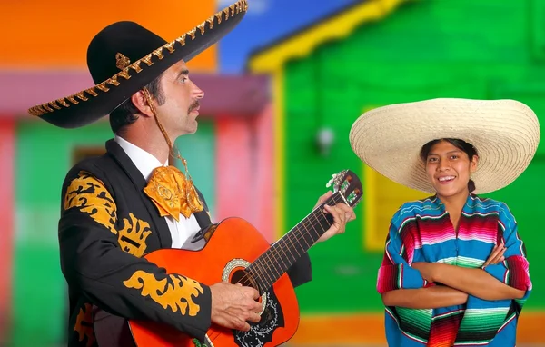 Mexikanische Mariachi Charro Mann und Poncho mexikanische Mädchen — Stockfoto