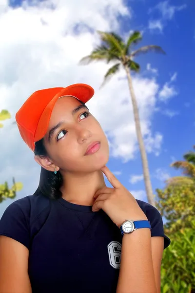 Latinské teen hispánský zamyšlená dívka oranžová čepice — Stock fotografie