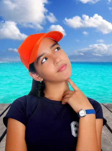 Латиноамериканская задумчивая девочка оранжевая шапочка — стоковое фото