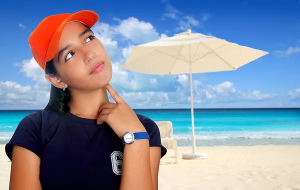 Latin genç İspanyol dalgın kız turuncu kap — Stok fotoğraf