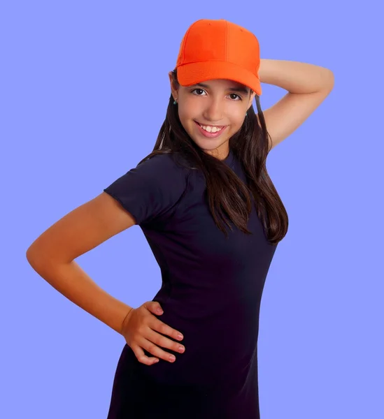 Красивая латиноамериканская девочка в оранжевой кепке — стоковое фото