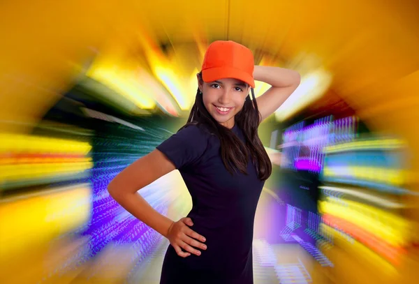 Vacker latin teen spansktalande tjej orange mössa poserar — Stockfoto