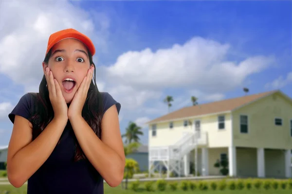 Beautiful Latin teen hispanic girl cap surprise gesture — Stock Photo, Image