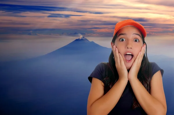 Schöne lateinische Teen hispanische Mädchen Mütze Überraschung Geste — Stockfoto