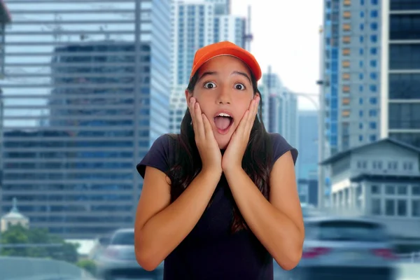 Bonito latino adolescente hispânico menina cap surpresa gesto — Fotografia de Stock