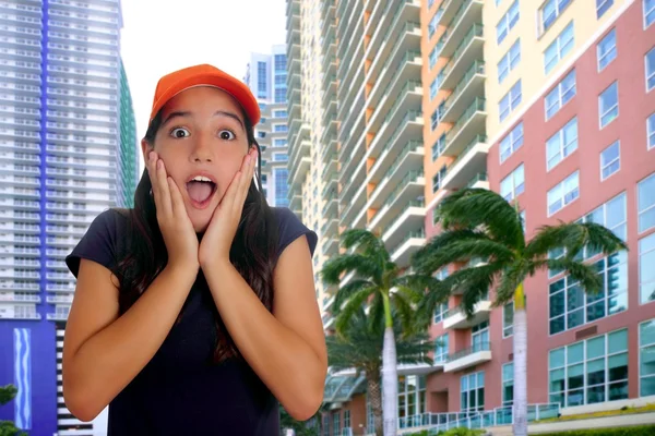 Bonito latino adolescente hispânico menina cap surpresa gesto — Fotografia de Stock