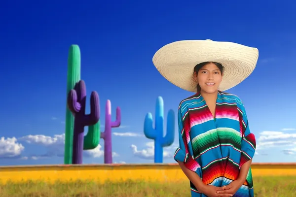 Мексиканская девочка-пончо, большая сомбреро в кактусе — стоковое фото