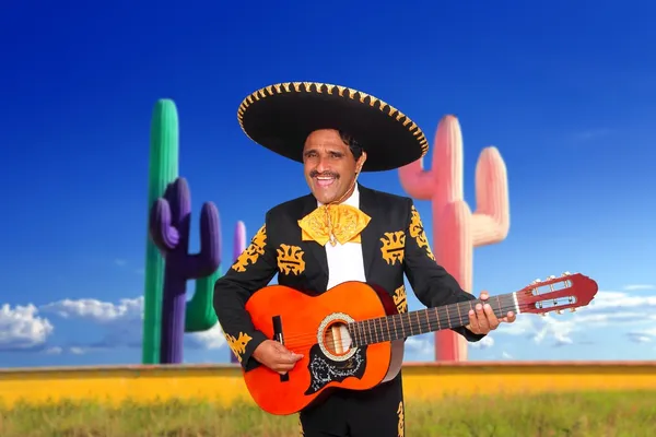 Mariachi charro mexicano tocando la guitarra en cactus — Foto de Stock