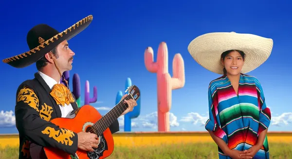 Mariachi charro hraje kytara mexické poncho dívka — Stock fotografie