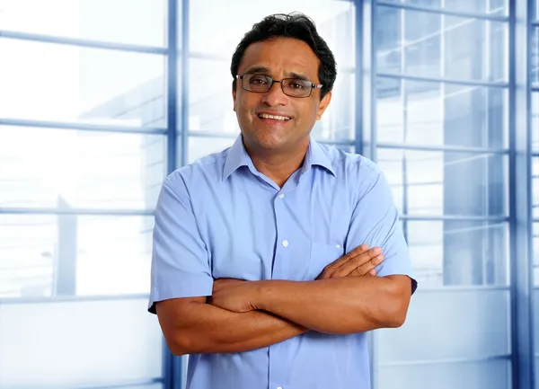 Indiano latino homem de negócios óculos camisa azul no escritório — Fotografia de Stock