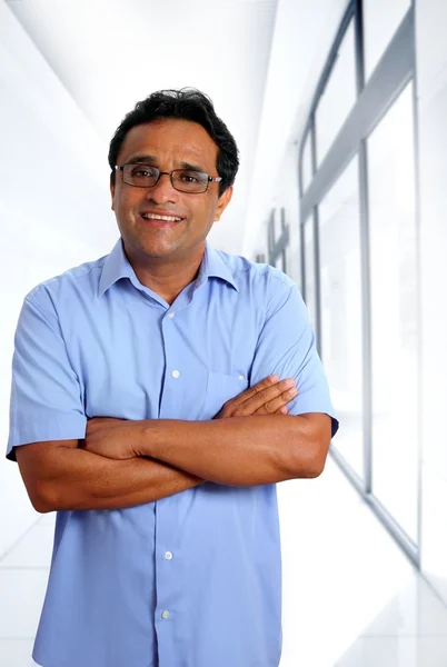 Indyjski Łacińskiej biznesmen okulary niebieska koszula w biurze — Zdjęcie stockowe