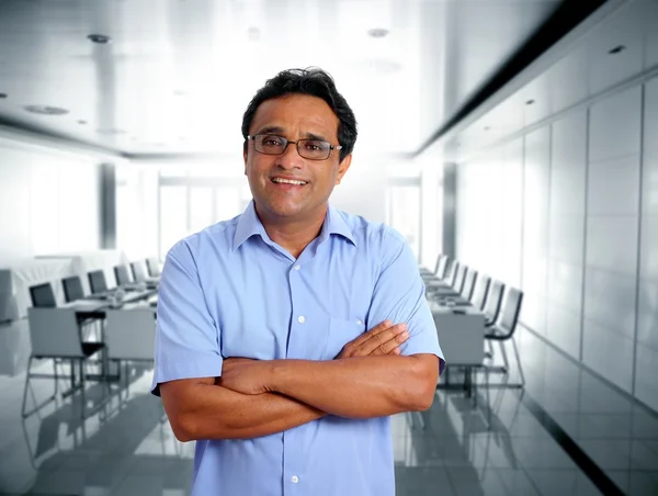 Indiska latin affärsman glasögon blå skjorta i office — Stockfoto
