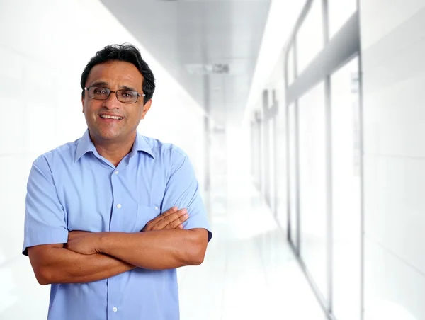 Індійська Латинська бізнесмен окуляри синій сорочці в офісі — стокове фото
