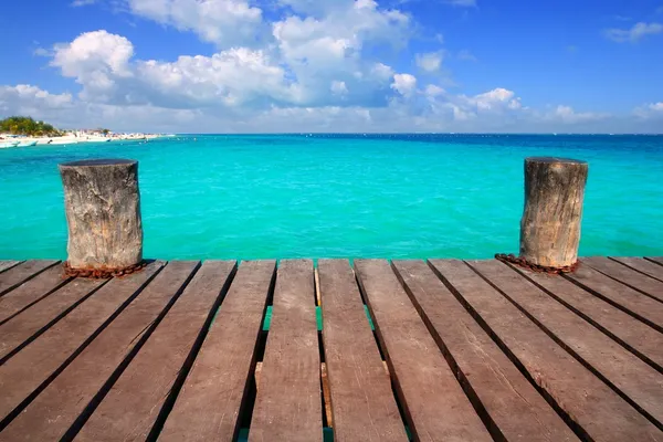 Masse en bois des Caraïbes avec mer aqua turquoise — Photo
