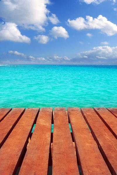 Karibischer Holzsteg mit türkisfarbenem Aqua-Meer — Stockfoto