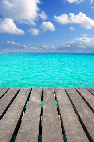 Muelle de madera caribeña con mar de agua turquesa —  Fotos de Stock