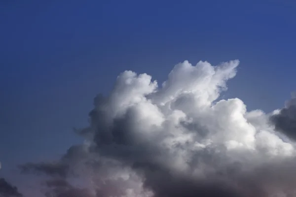 Драматические облака с органическим куполом — стоковое фото